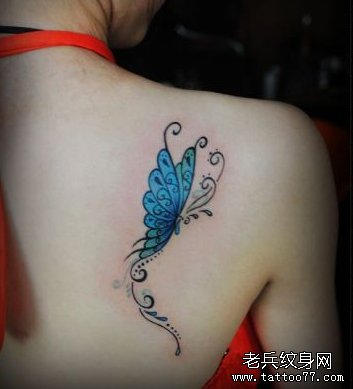 美女肩背漂亮的彩色蝴蝶纹身图案