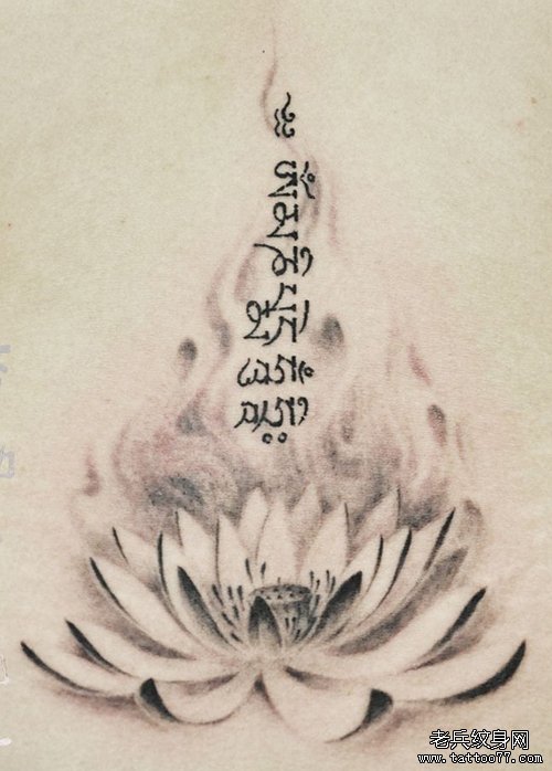 一款漂亮的黑白莲花与梵文纹身图案
