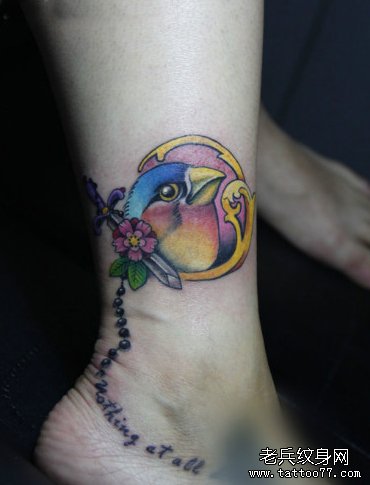 女生腿部好看的彩色小鸟纹身图案