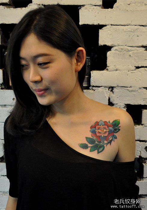 美女肩膀处彩色花卉纹身图案