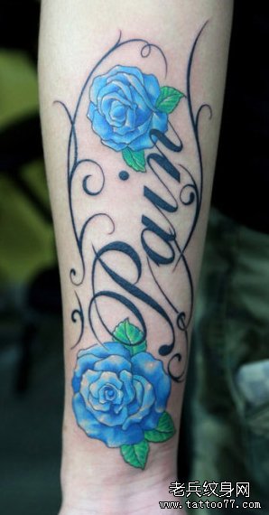 手臂一款彩色玫瑰花与字母纹身图案
