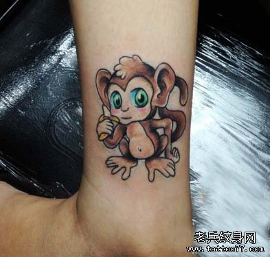 女生腿部可爱的卡通小猴子纹身图案