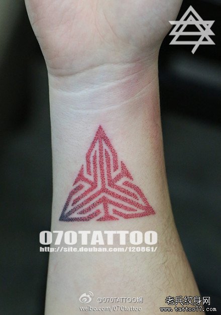 手臂简单好看的三角形纹身图案图片
