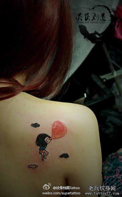 女生背部吹气球的女孩子纹身图案