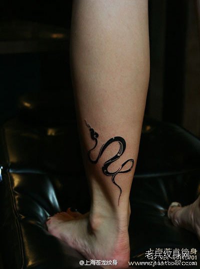 女生腿部好看的图腾蛇纹身图案