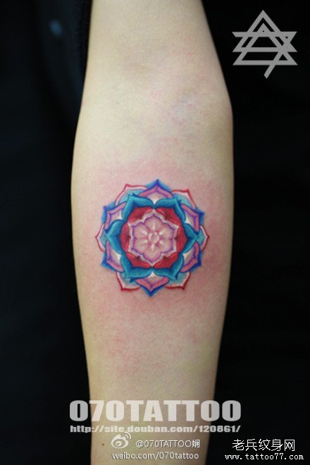 美女手臂精美漂亮的彩色花卉纹身图案