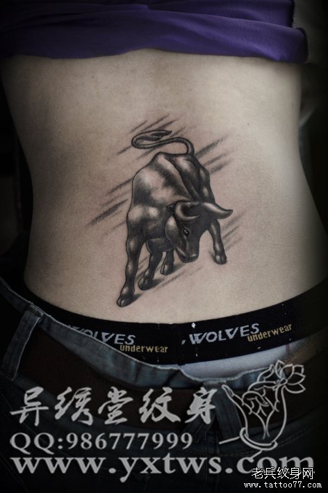 腰部凶悍的牛纹身图案