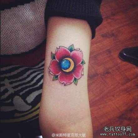 女生手臂漂亮的花卉纹身图案