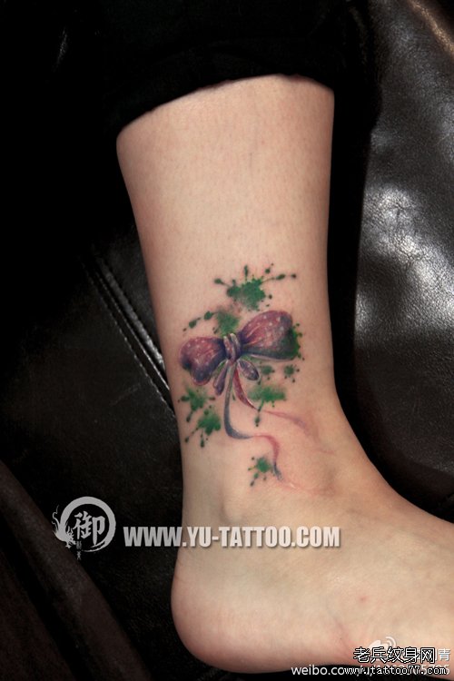 美女腿部精美的写实蝴蝶结纹身图案