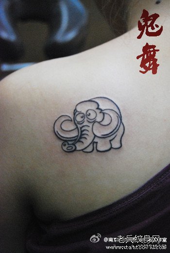 女生肩背可爱的小象纹身图案