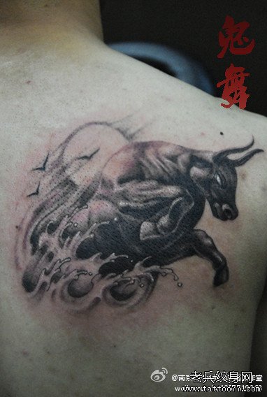 男生肩背凶悍的牛纹身图案