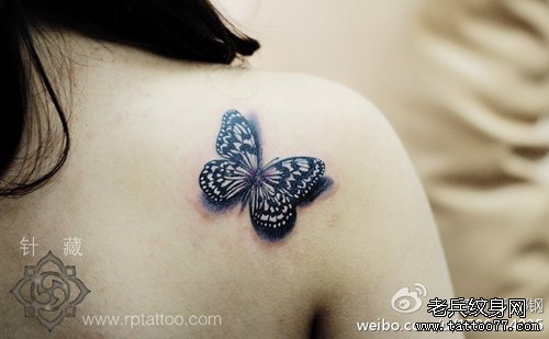 女生肩背写实的蝴蝶纹身图案