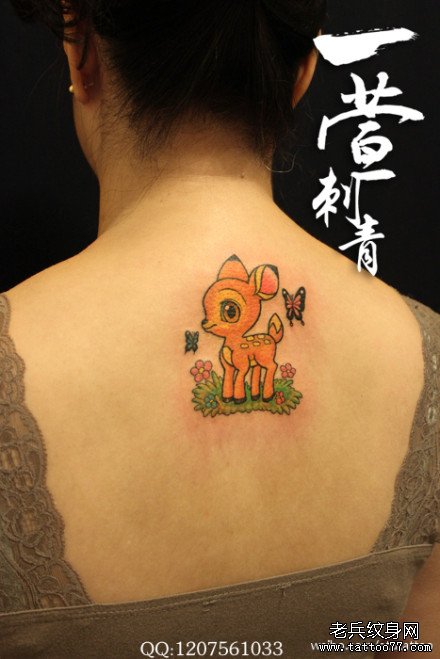 女生背部卡通彩色小鹿纹身图案