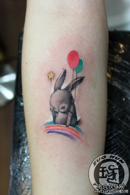 女生手臂可爱的拿气球的小兔子纹身图案
