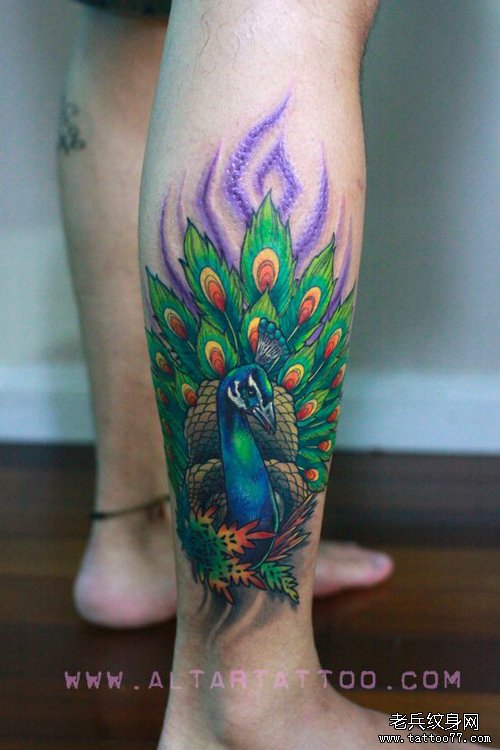腿部漂亮的彩色孔雀纹身图案