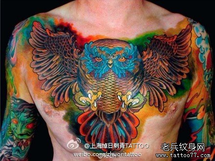 男人前胸超酷的猫头鹰纹身图案