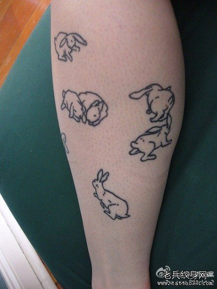 腿部简单可爱的小兔子纹身图案