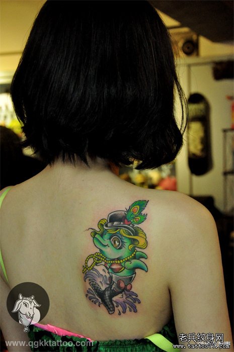 女生肩背另类的小海豚纹身图案