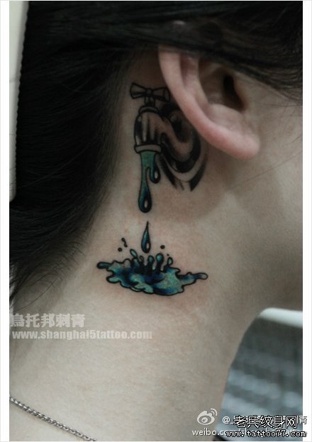 女生耳部滴水的水龙头纹身图案