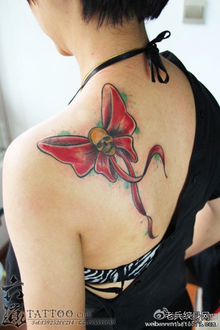 女生喜欢的肩背蝴蝶结纹身图案