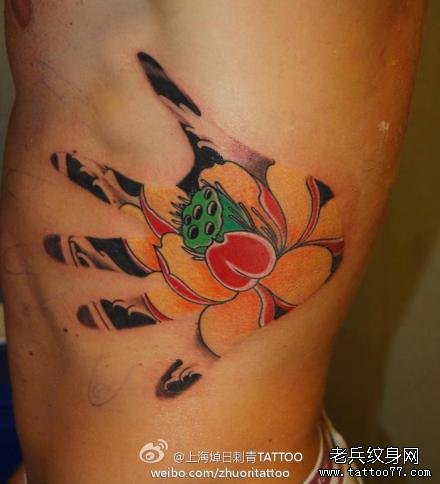 一款另类的手掌与莲花纹身图案