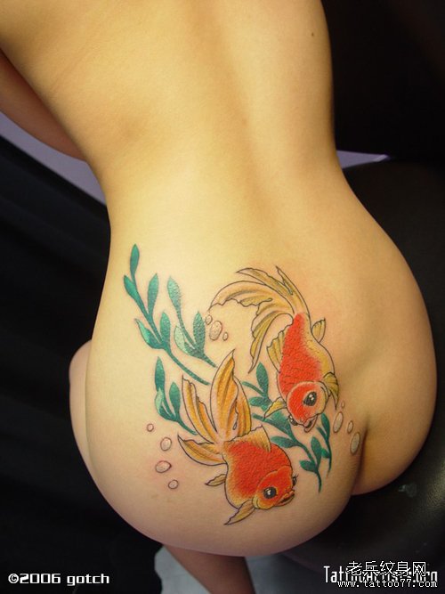 女生臀部彩色小金鱼纹身图案