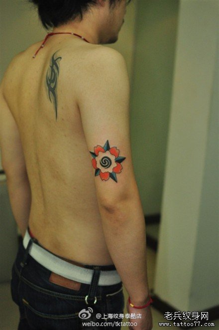 男生手臂好看的刺青花纹身图案