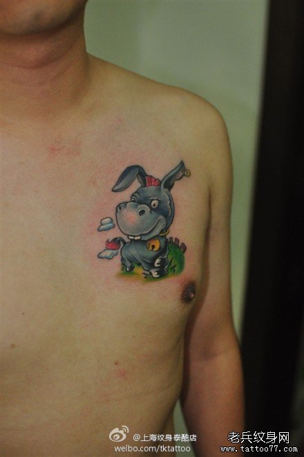 男生胸前一款小驴纹身图案