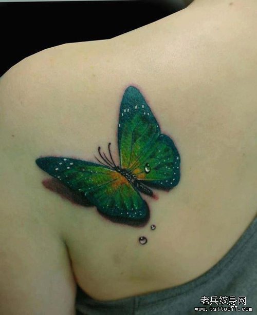 美女肩背好看的蝴蝶纹身图案
