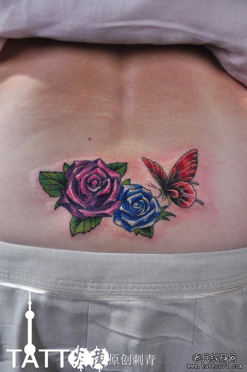 美女腰部漂亮的彩色玫瑰花与蝴蝶纹身图案