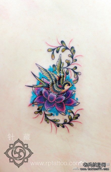 疤痕遮盖－漂亮的小燕子与莲花纹身图案