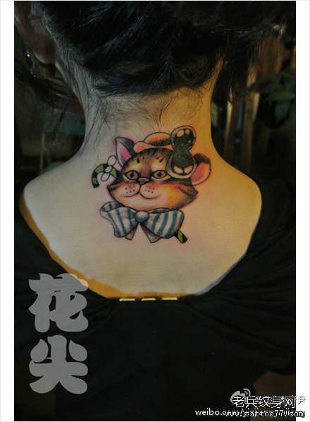 女生背部可爱的猫咪纹身图案