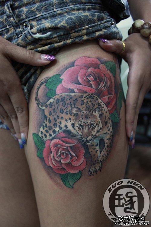 美女腿部豹子与玫瑰花纹身图案