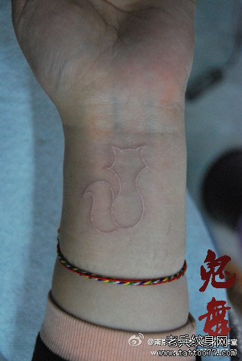 女生手臂白色小狐狸纹身图案_武汉纹身店之家