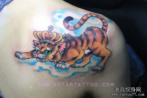 女生肩背戴皇冠的猫咪纹身图案