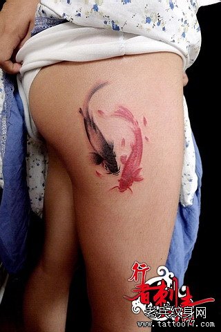 女人臀部唯美的水墨画鲤鱼纹身图案