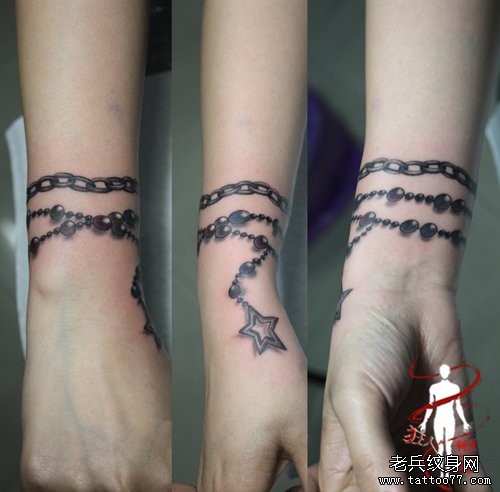 女生手腕处精美的五角星手链纹身图案