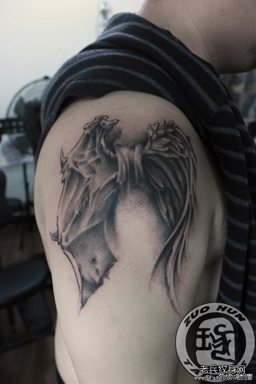 男生手臂好看的天使与恶魔的翅膀纹身图案_武