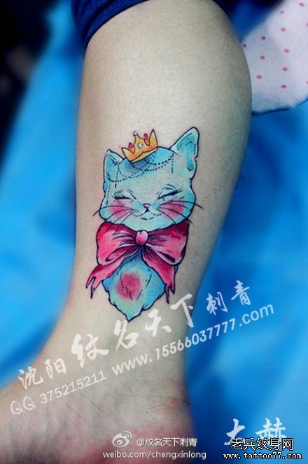 女生腿部可爱好看的猫咪与蝴蝶结纹身图案
