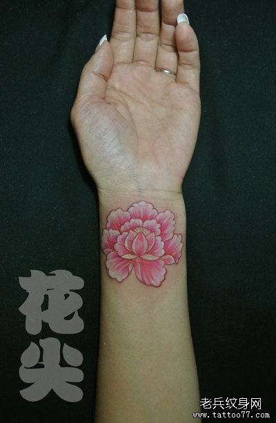 女生手腕处好看的彩色花卉纹身图案