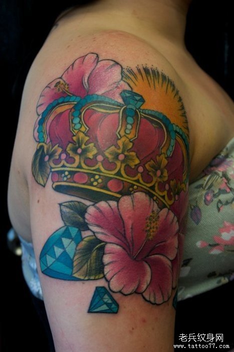 女人手臂唯美好看的彩色皇冠纹身图案
