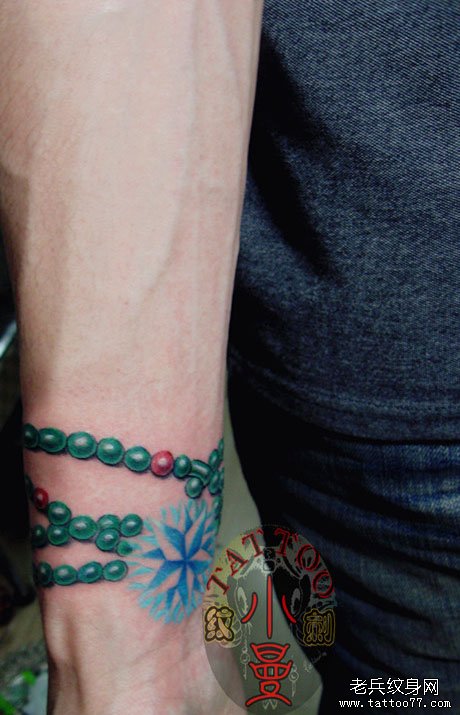 手臂精美的彩色手链纹身图案