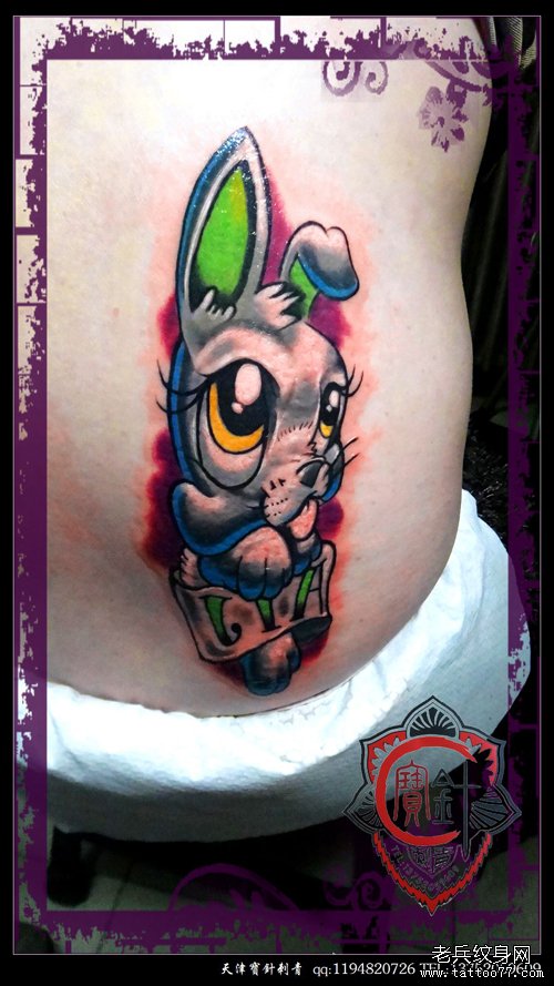 腰部可爱的卡通兔子纹身图案