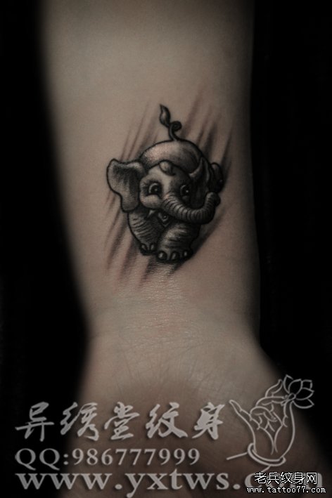 美女手臂可爱的小象纹身图案