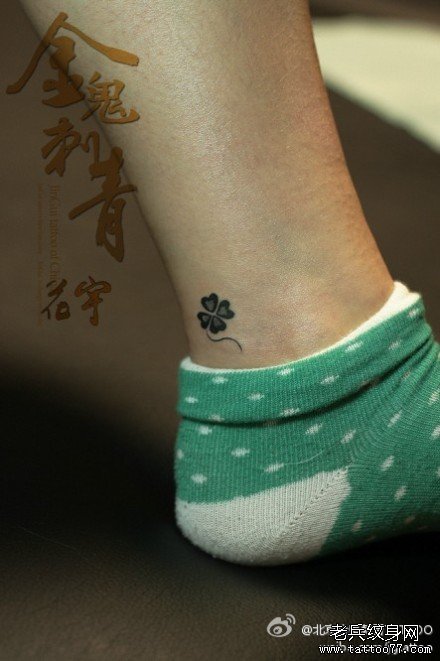 女生脚腕处小巧的四叶草纹身图案
