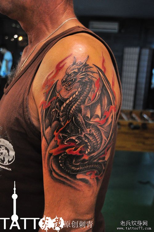 男生手臂超酷的欧美龙纹身图案