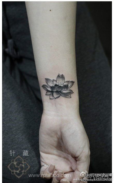 女生手腕处唯美的黑灰莲花纹身图案