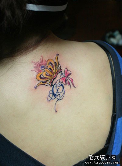 美女背部漂亮的彩色皇冠与蝴蝶结纹身图案