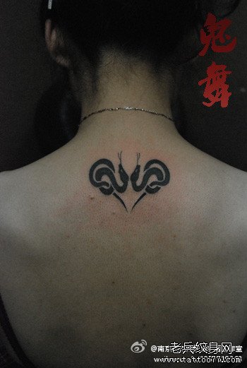 女生背部经典的图腾爱心蛇纹身图案