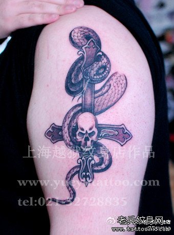 手臂时尚经典的蛇与十字架纹身图案